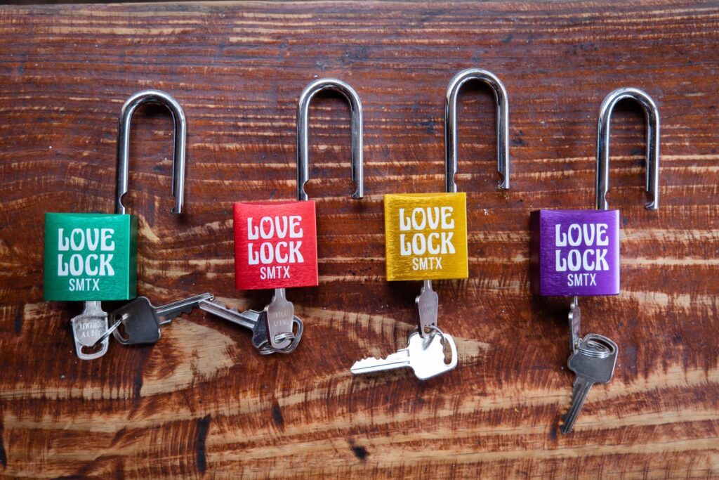 May be an image of text that says 'LOVE LOCK SMTX LOVE LOCK SMTX LOVE LOCK SMTX LOVE LOCK SMTX #物物新8种'